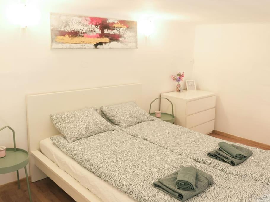 Apartment Elegant Nearby The Central Market Hall
