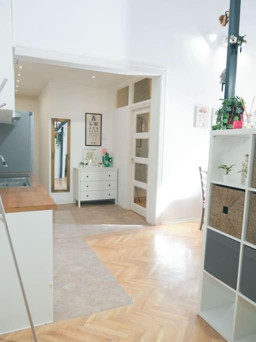 Elegant Nearby The Central Market Hall Apartment *