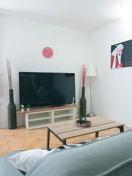 Apartment Elegant Nearby The Central Market Hall